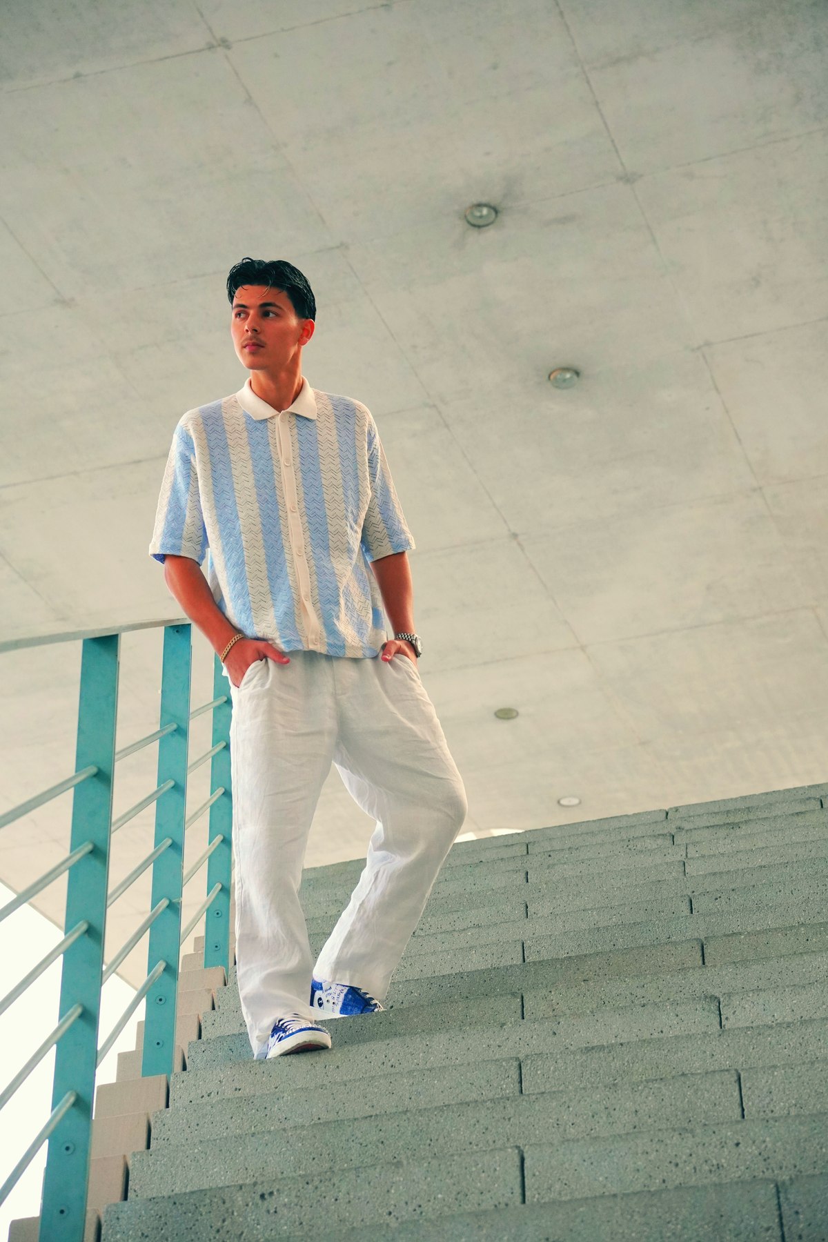 Look 01 – Gestreiftes Hemd auf der Treppe