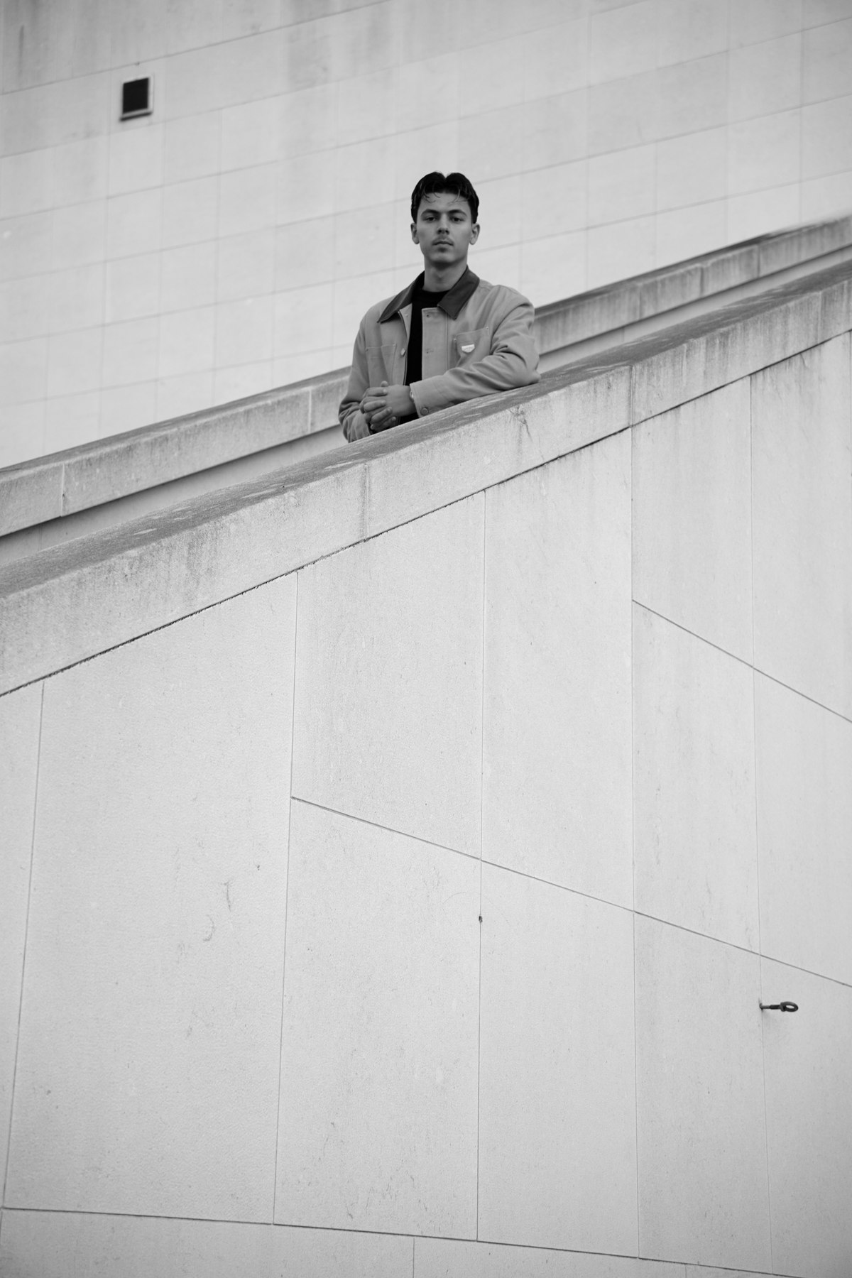 Look 02 – Schwarz-Weiß an der Treppe