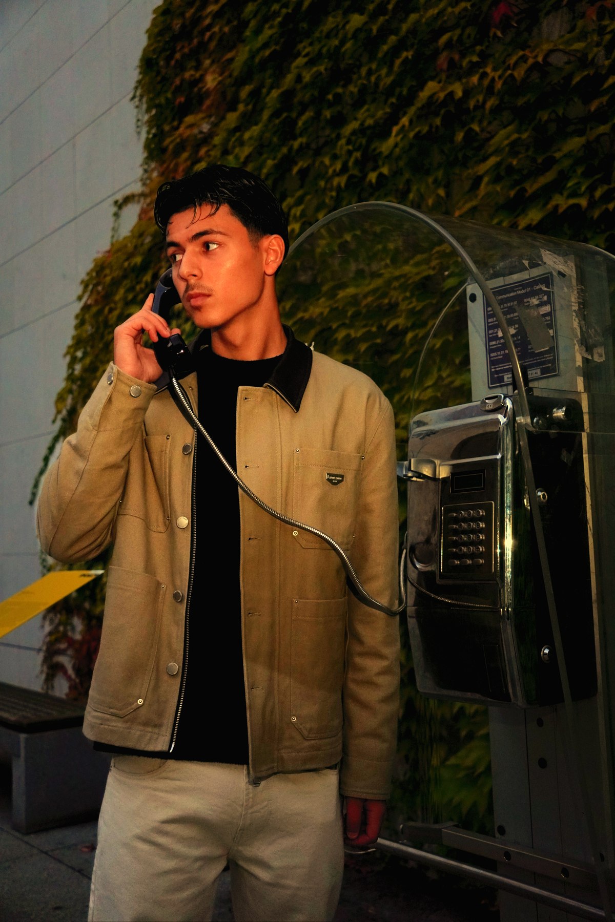 Look 06 – Am Telefon vor der Efeuwand
